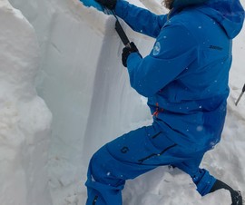 Pepek Milfajt ukazuje test stability sněhového profilu.