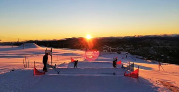 Shaping snowboardcrossové trati.