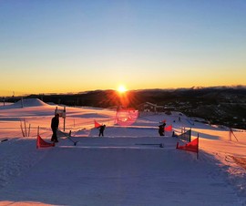 Shaping snowboardcrossové trati.